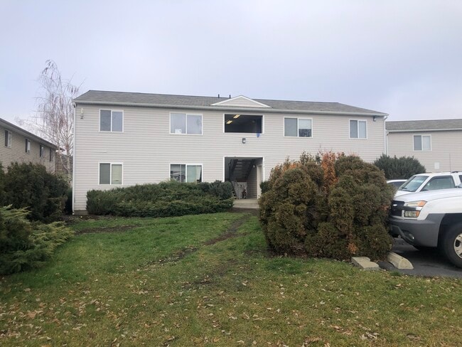 Building Photo - 270 NW Clay Ct