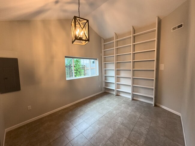 Building Photo - White Center House - 2 Bedroom +Den - 1 Ba...