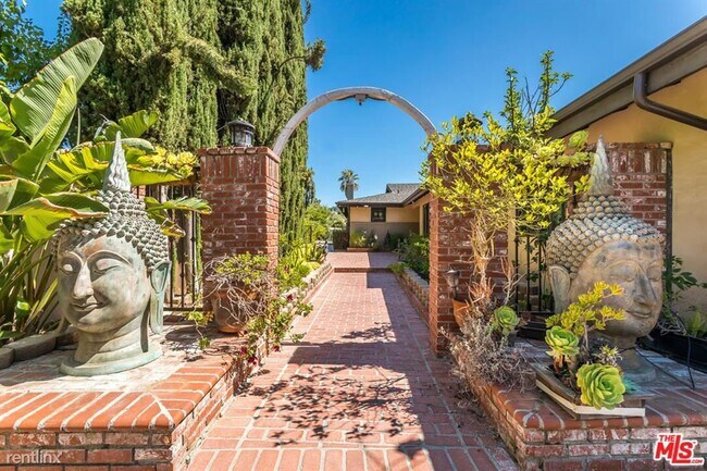 Building Photo - 5 br, 4 bath House - 16990 Strawberry Dr
