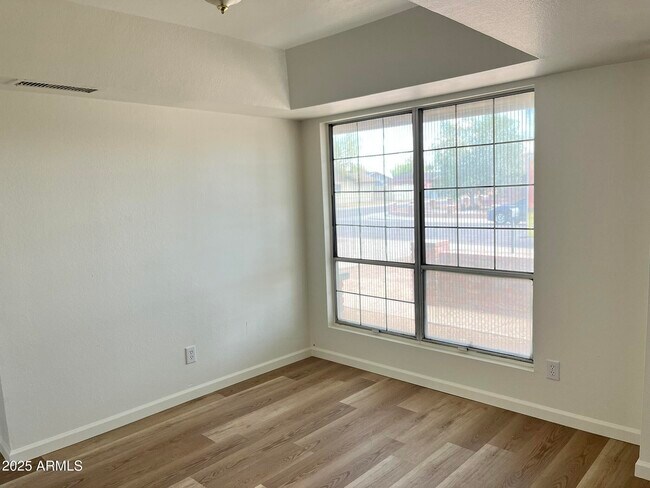 Foto del edificio - 7740 W Flower St