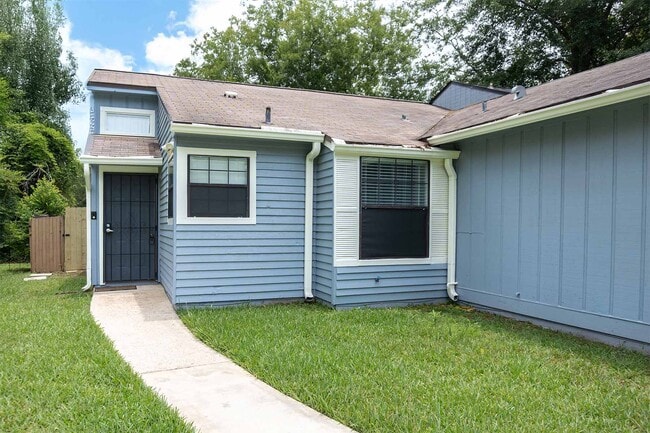 Building Photo - 3223 Albert Dr