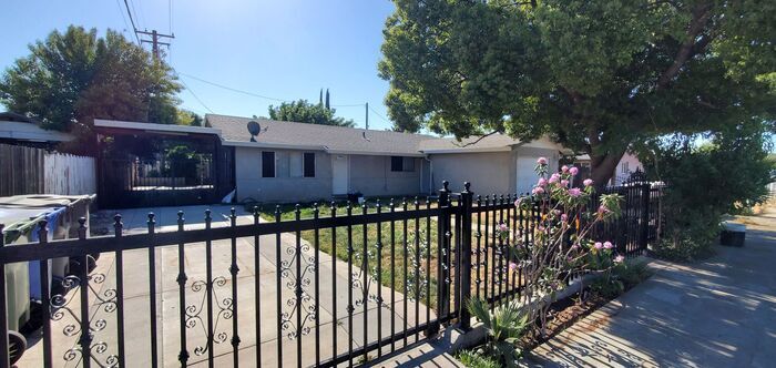 Primary Photo - Empire Charming Single Story 4 Bedroom Hom...