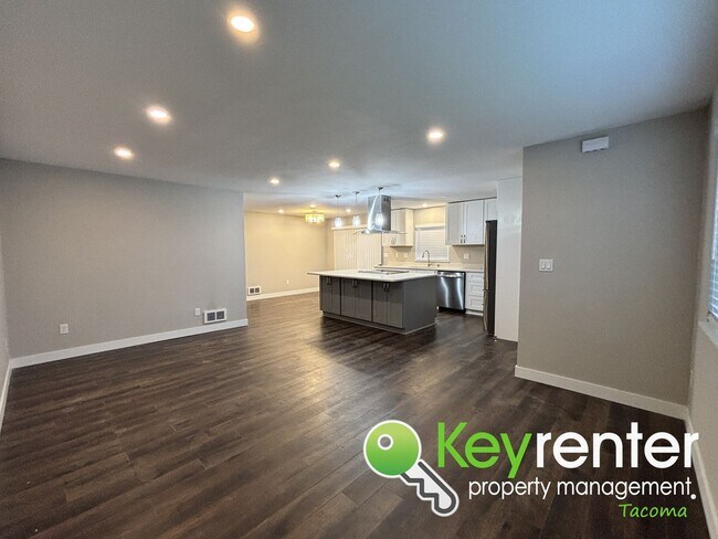 Foto del edificio - Newly Remodeled 3 Bedroom Home for Rent in Tacoma with Backyard and Garage!