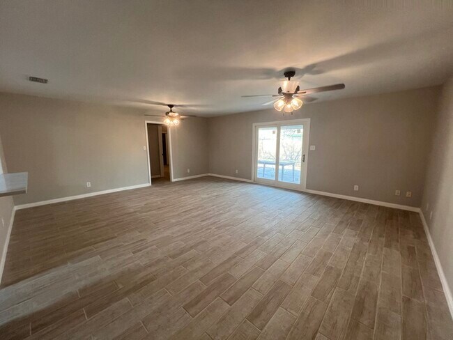 Building Photo - 1110 Falcon Dr