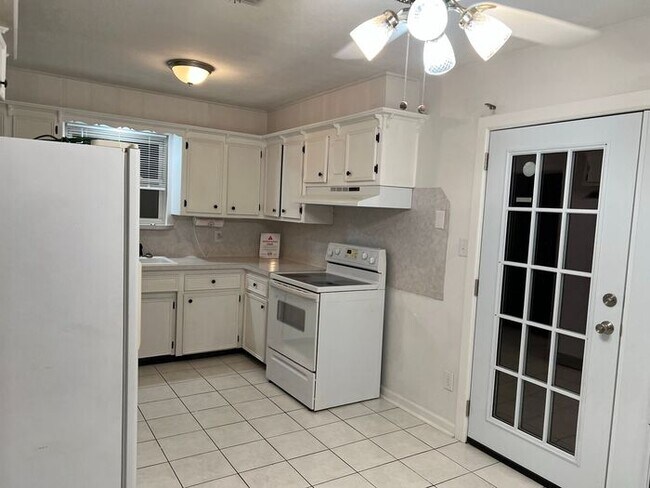 Building Photo - 1712 Symphony Ln