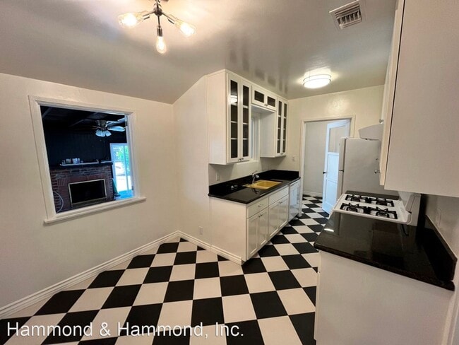 Building Photo - 2 br, 1 bath House - 5850 Satsuma Ave.