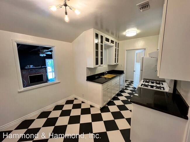 Foto del edificio - 2 br, 1 bath House - 5850 Satsuma Ave.