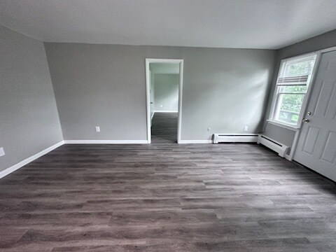 Sala de estar que da al dormitorio - 44 Leonard Ave