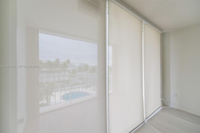 Foto del edificio - 1865 79th Street Causeway