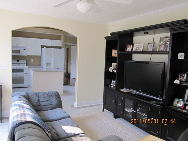 Building Photo - 3 bedroom 3 bath with Fenced in Yard in Ta...