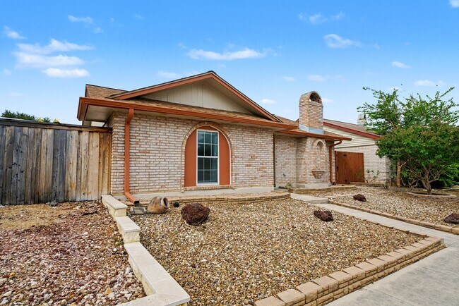 Foto del edificio - Charming 3-bed, 2-bath home in Universal C...