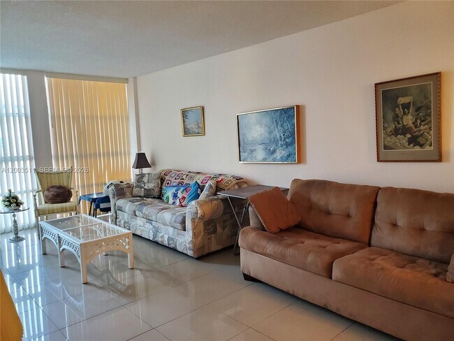 Foto del edificio - 501 Three Islands Boulevard