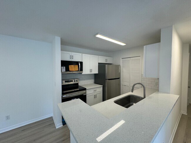 Building Photo - 6148 Westgate Dr