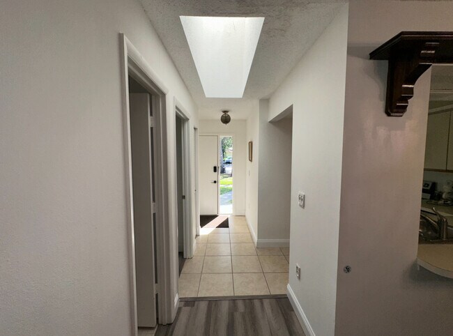 Foto del edificio - 5310 Royal Palm Ave