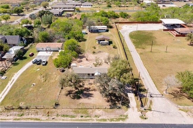 Foto del edificio - 1221 S Cesar Chavez Rd