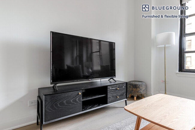 Building Photo - 200 E Chestnut St