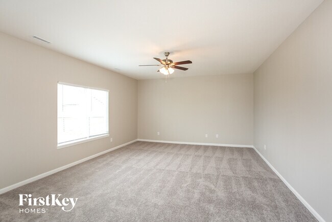 Building Photo - 6292 N Woodhaven Dr