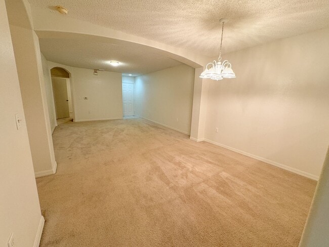 Building Photo - Lovely 3 Bedroom 2 Bathroom Condo in a Gol...