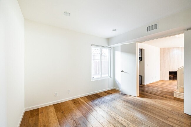 Foto del edificio - Prime Location 3 bedroom Townhome with Central A/C & Heat. Laundry in unit. Side-by-Side parking.