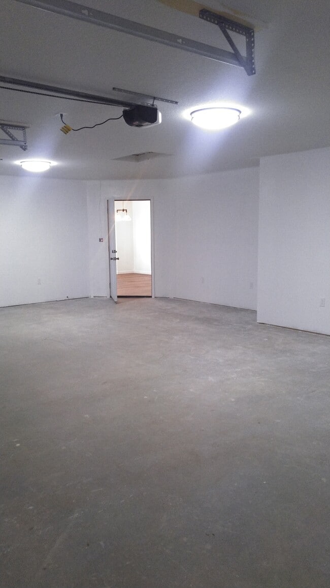 Building Photo - 513 Apple St