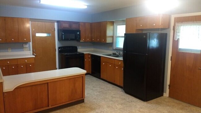 Building Photo - Beautiful 3 bed 2 bath house with garage.