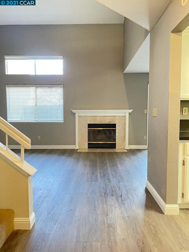 Building Photo - 1002 Pinehurst Ct