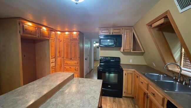 Building Photo - 241 Southwood Shores Dr