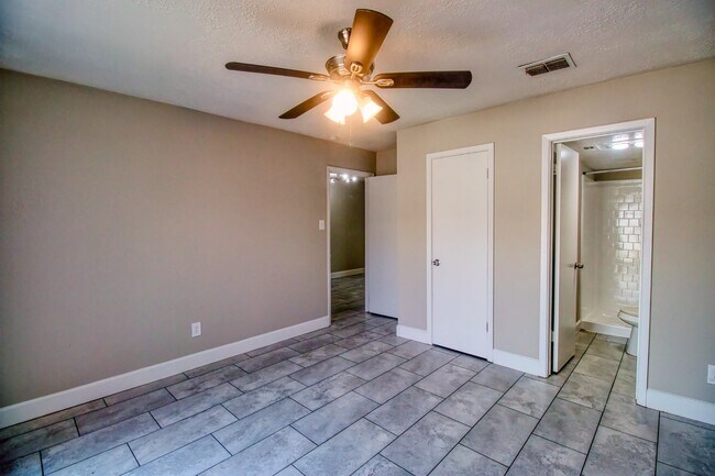 Foto del edificio - 6393 S Briar Bayou Dr