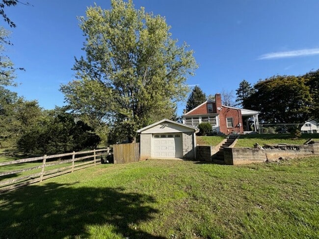 Building Photo - Brick Rancher with large yard near State Line
