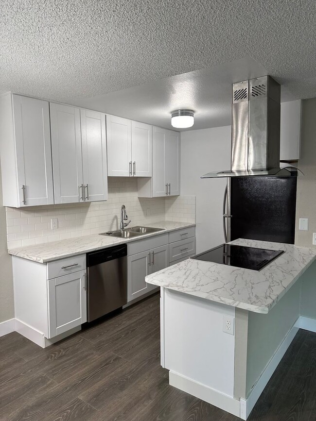 Foto del edificio - Updates 2 Bedroom Condo! Water+Garbage inc...