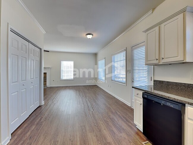 Foto del edificio - 750 Brooks Rd