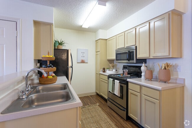 1BR, 1BA - 639 SF - The Crest