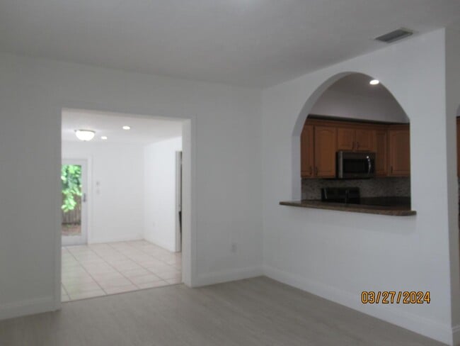 Foto del edificio - 4245 SW 7th St