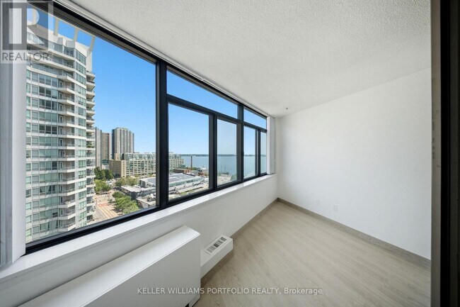 Photo du bâtiment - 250 Queens Quay W