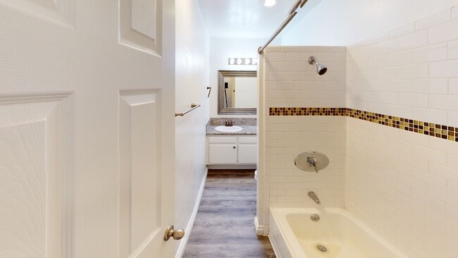 Plano de planta - 5th Street Apartments- Luxurious Bedrooms with Covered Parking! Call Now!