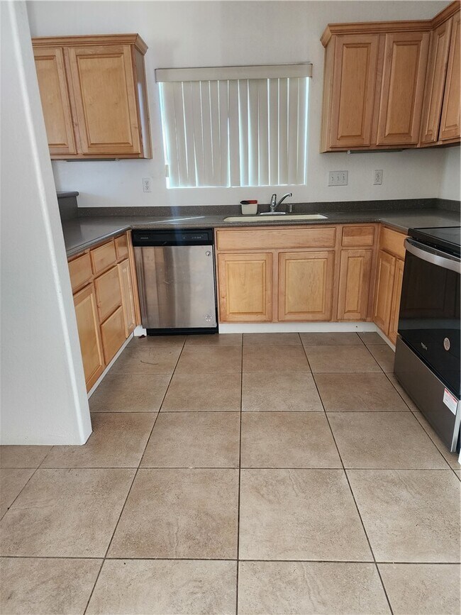 Building Photo - 2411 Stonebridge Dr