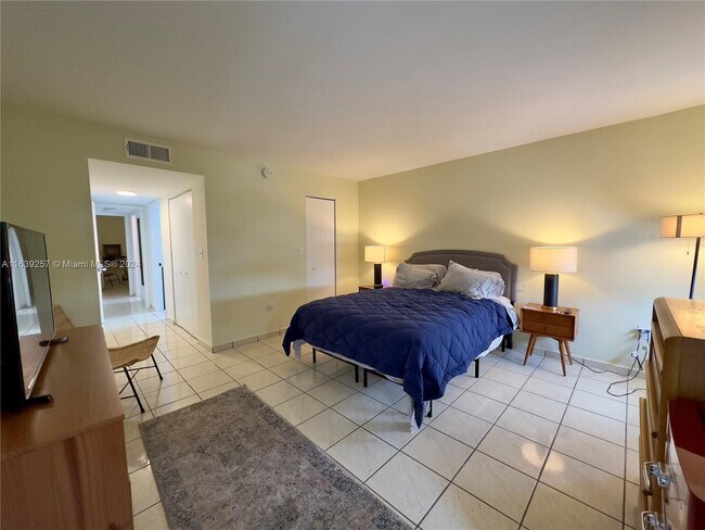 Foto del edificio - 7440 Harding Ave