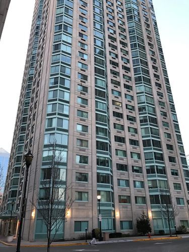 Building Photo - 127 River Dr S