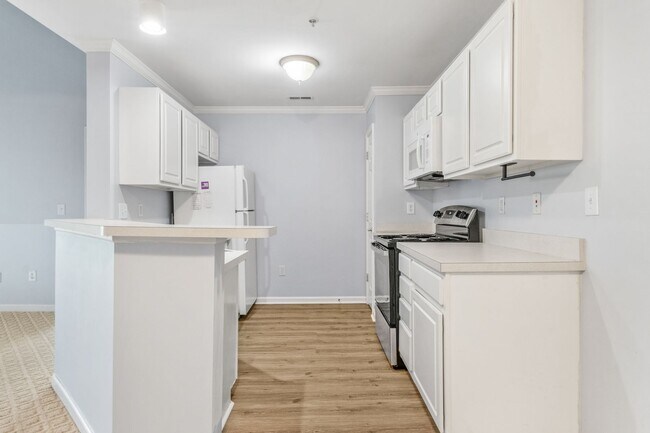 Building Photo - 2 Bed/2 Bath Plus Loft. Pet Friendly. Reserved Parking.