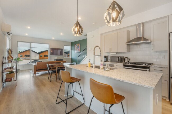 Foto del edificio - Modern Townhome | Walk to Train | ½ Month ...