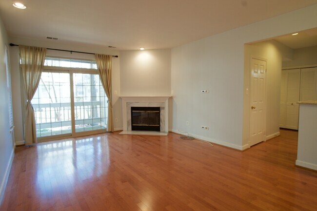 Sala de estar/chimenea - 5919 Barbados Pl