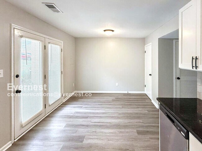 Foto del edificio - Lovely 3-Bedroom Home with Modern Amenitie...
