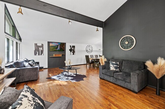 Foto del edificio - 108 Helms Hill Rd