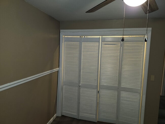 Building Photo - 1057 Ross Rd