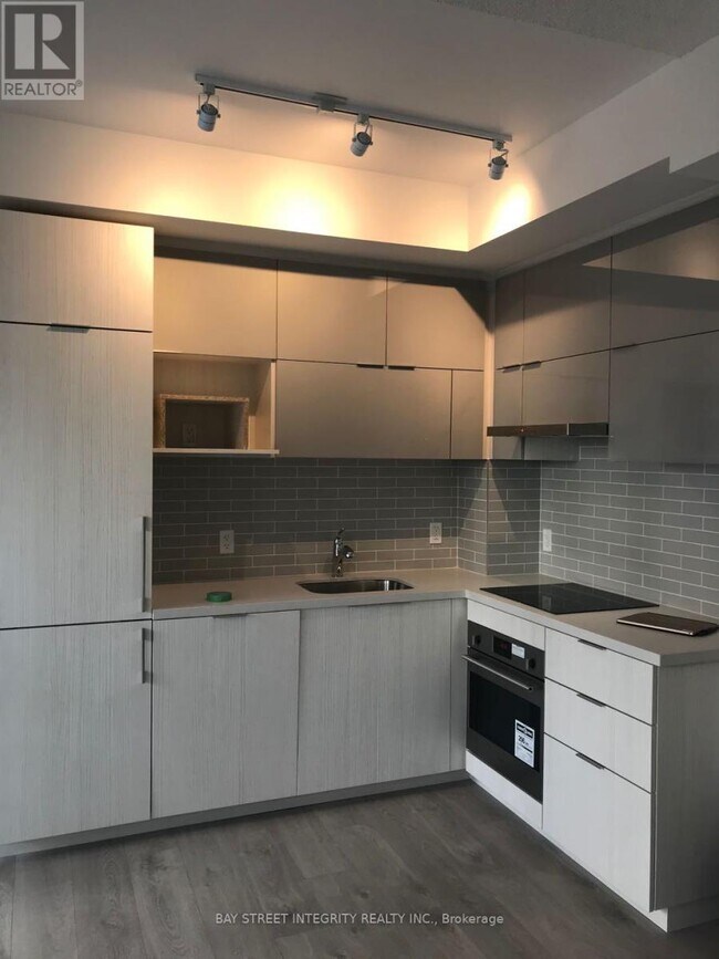 Photo du bâtiment - 805-810 ROUGE Dr