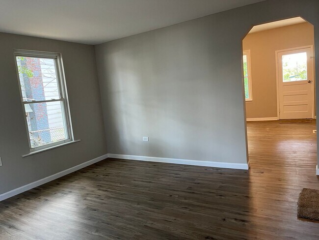 Building Photo - ADDYSON- remodeled 2 bed. Fenced yard