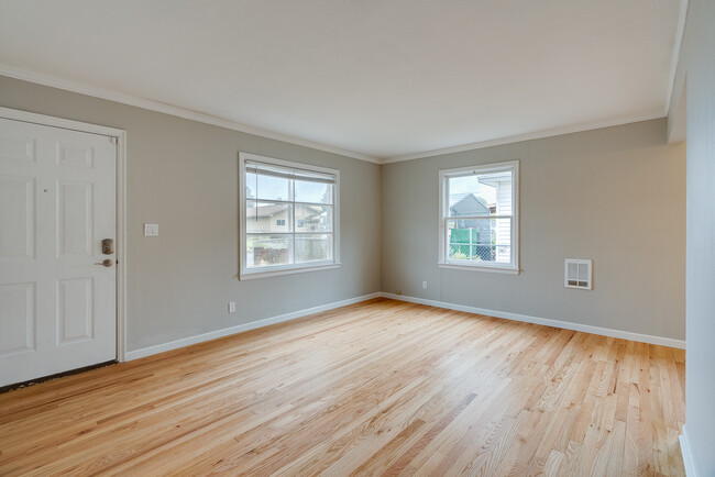 Building Photo - 34 E Sanson Ave