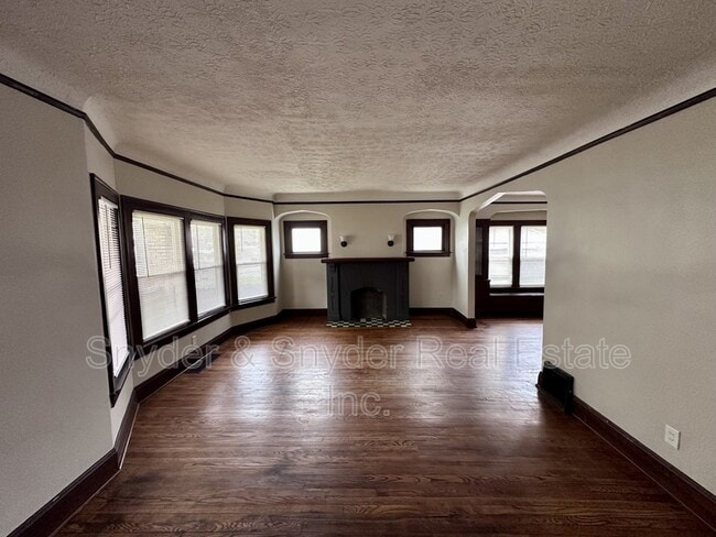 Foto del edificio - 245-247 Oakdale Ave.