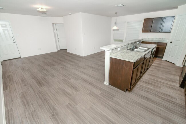 Foto del edificio - 4006 Silver Ranch Rd