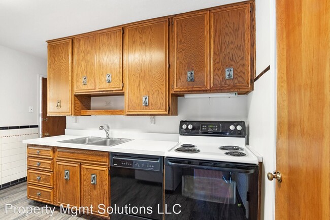 Building Photo - 2 br, 1 bath House - 5650 Lucas Hunt Rd.